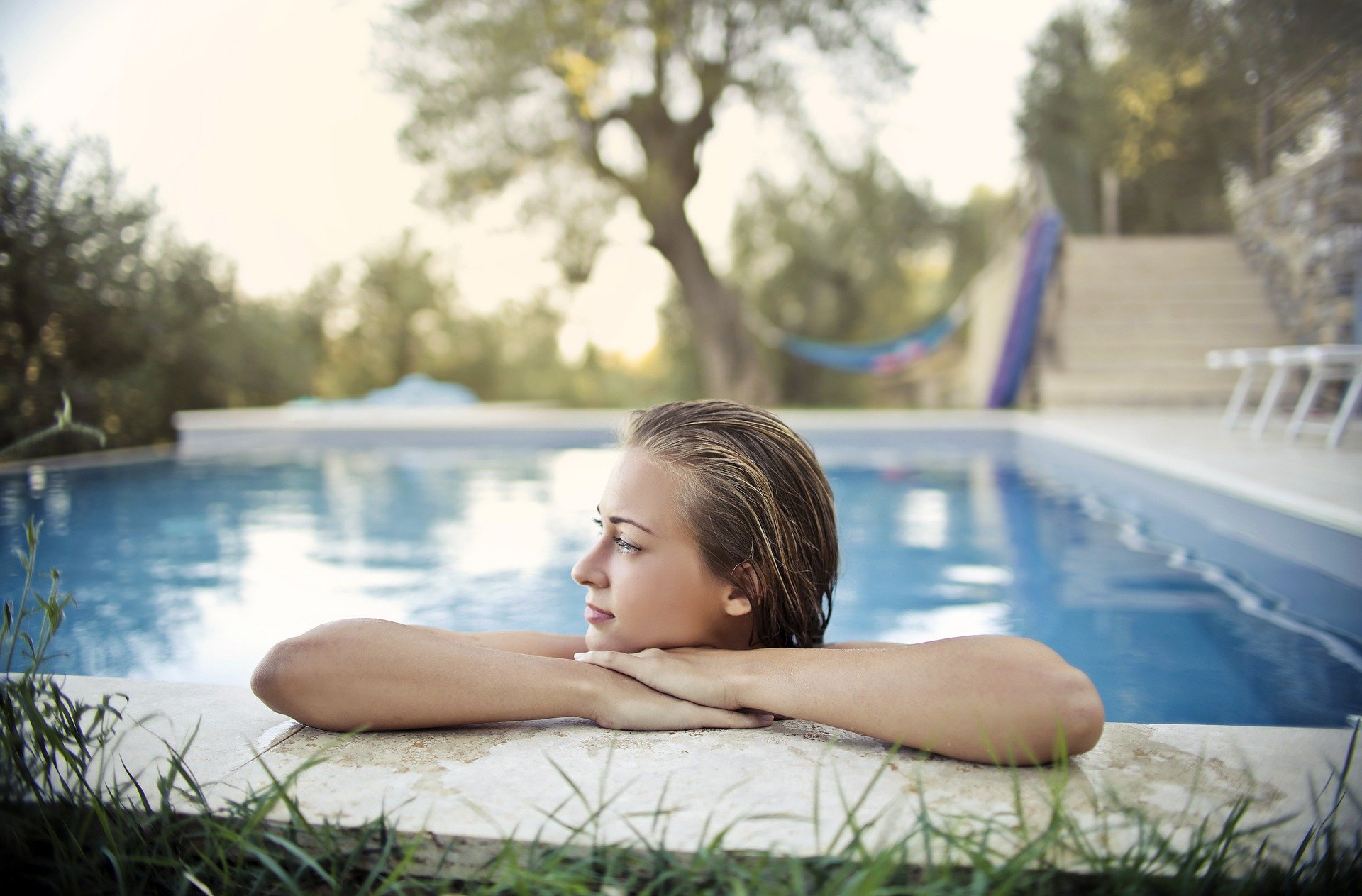 You are currently viewing Comment aménager un coin détente proche de la piscine ?