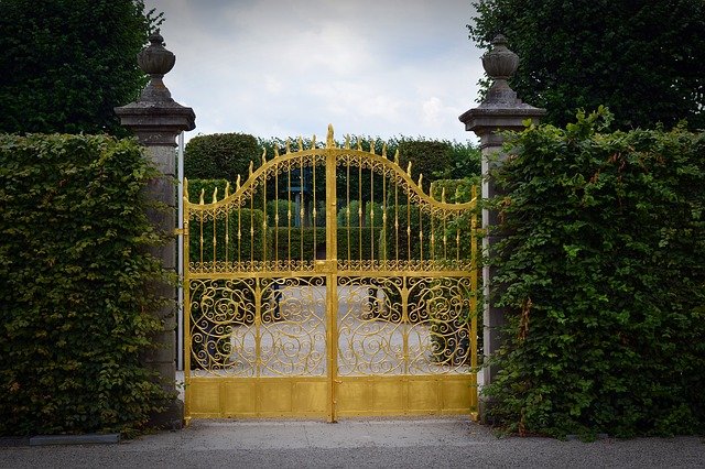 You are currently viewing Pourquoi opter pour un portail de jardin autoportant ?